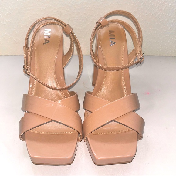 Block heel, strappy sandal with platform heel.  Size 10 Brand MIA NWT - Picture 3 of 6